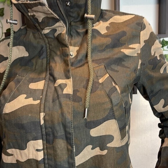 LEVI'S The Jess Cotton Fishtail Hooded Parka Jacket Green Camo Size XS - Picture 5 of 8